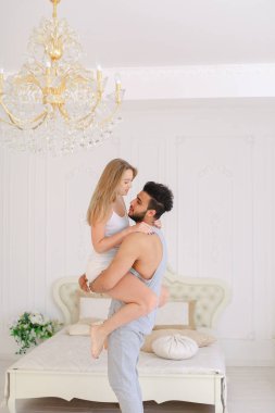 Genç adam ve kadın birbirlerini ve kapalı görmekten mutlu