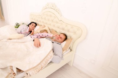 Anne, baba uyan kızım uyandı. Mutlu aile içinde beyaz bedr yalan