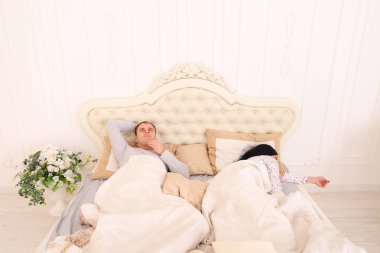 Adam yatakta, uyku değil eşi uyku sırasında düşünme