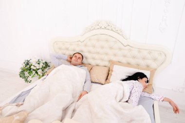 Adam yatakta, uyku değil eşi uyku sırasında düşünme