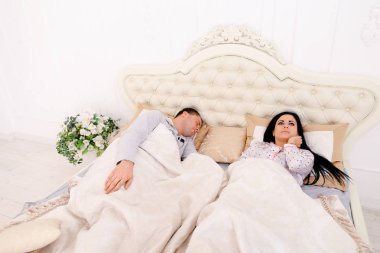 Kadın değil koca düşünme yatakta uyuyamıyor uyku