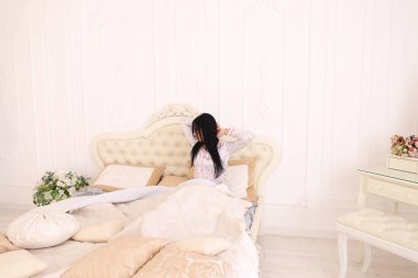 Adam getirdi kız yatakta, kahve kahvaltı kocası umurunda karısı için