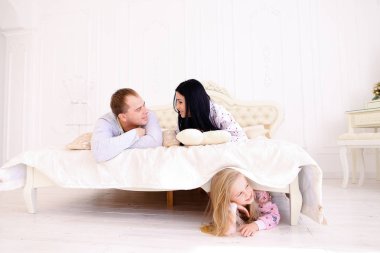 Kızı yatak, annem ve babam evde konuşulan altında gizleme