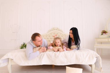 Karı, koca ve sarılma ve famil portresi gülümseyen kızı