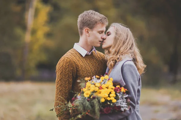 Retrato de close-up de belos beijos de casal jovem, amo cada dente — Fotografia de Stock