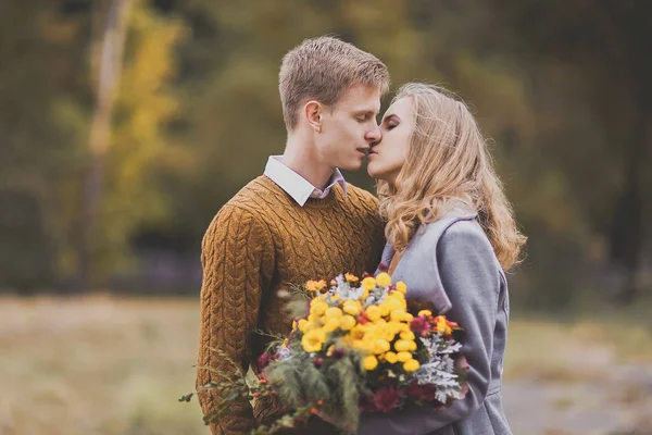 Portret zbliżenie piękna Młoda para całuje, love każdy inny — Zdjęcie stockowe