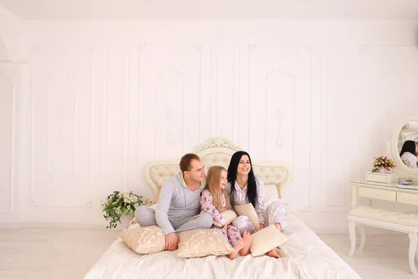 Portret szczęśliwą rodzinę w piżamie, uśmiechając się i patrząc na kamery i — Zdjęcie stockowe