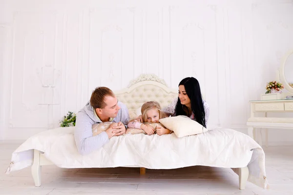 Żona, mąż i córka przytulanie i uśmiechając się portret famil — Zdjęcie stockowe