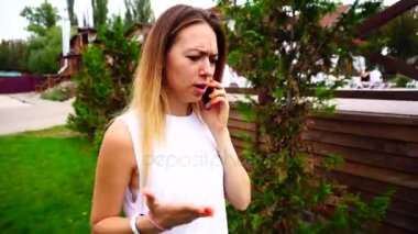 Kadın tutun ve Smartphone ifade duyguları ile konuşurken ve eller, öğleden sonra açık havada Camp çit boyunca yürüyüşleri ile el hareketi.