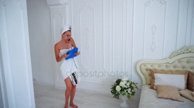 Evet başarılı bir iş kadını ve evde ellerinde parlak yurt oda banyo Havlu klasöründe ile birlikte geliyor.