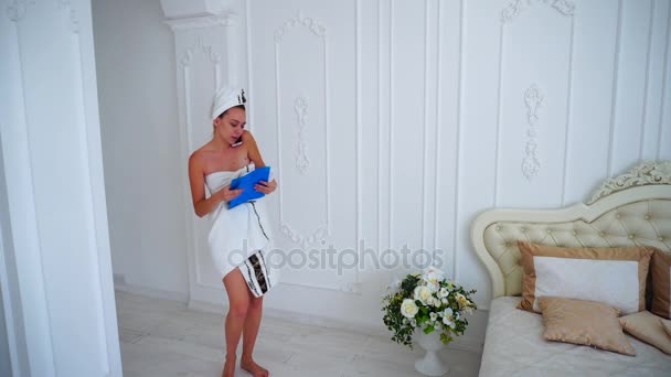 Успешная деловая женщина разговаривает по телефону и поставляется с папкой в руках у себя дома в светлой комнате общежития ванной полотенца . — стоковое видео