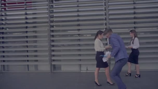 Moderne mooi jong meisje, Business dames op zoek naar telefoon en lopen op weg op achtergrond van Business Center buiten in neutrale kleuren. — Stockvideo