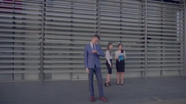 Erkeksi standları önünde saat tezgahı kadınlar yakın iş merkezi nötr renklerde arka plan üzerinde kamera, ön planda.