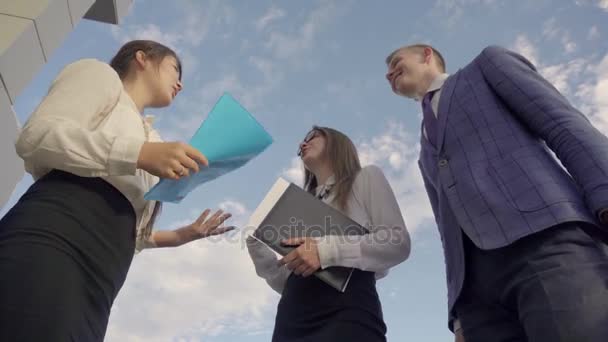 Jistý vzdělaní dospělí mluví, potřesení rukou, držení papíry, stojí nedaleko obchodního centra pozadí oblohy venku v neutrálních barvách. — Stock video