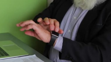 Masada Modern Internet Cafe grafiklerle çalışırken Gadget'ı el ile yaşlı zeki adamın elleri yakın çekim.