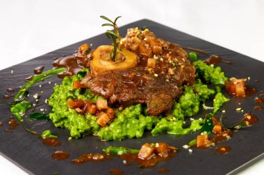 Kızarmış parça et ışık backg üzerinde taş plaka üzerinde yeşil sos üzerinde