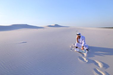 Başarılı Şeyh işadamı smartphone cep telefonu ile bu ile iletişim kurmak için kullandığı