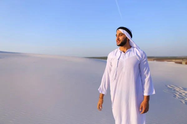 Homem árabe feliz caminha no meio do deserto branco e goza de vida o — Fotografia de Stock