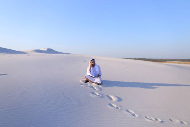 Kendine güvenen erkek Emirliği Oluşturucusu cep üzerinde müşteri ile konuşuyor.,