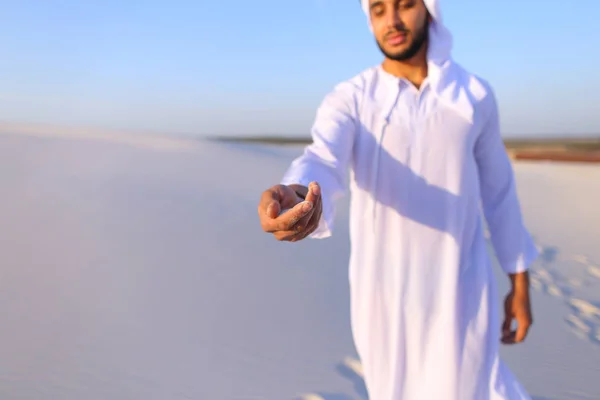 Primo piano di ritratto e le mani del giovane ragazzo arabo in sabbia d — Foto Stock