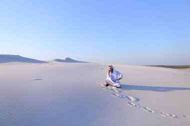 Kendine güvenen erkek Emirliği Oluşturucusu cep üzerinde müşteri ile konuşuyor.,