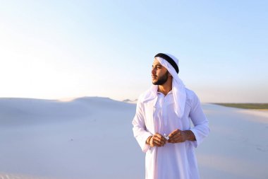 Arap adam hoş olmayan duyumlar ile soğuk, m içinde ayakta hissediyor