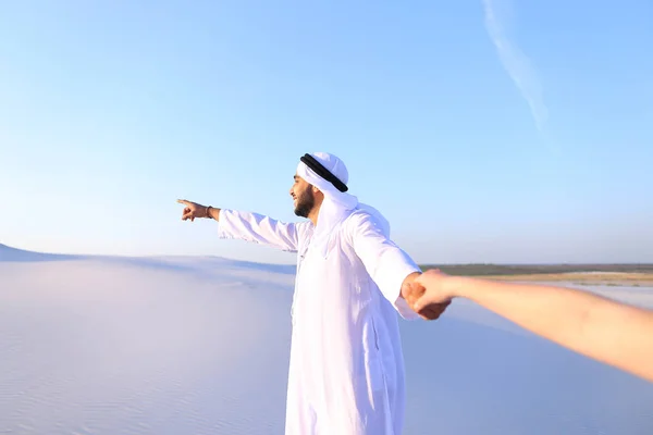 Junge arabische Reiseleiterin führt Mädchen an der Hand und führt Gespräche — Stockfoto