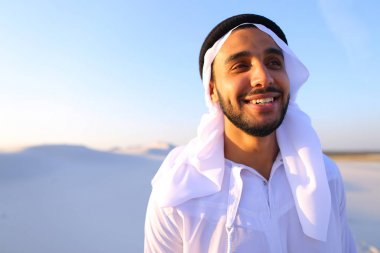 Ortada duran mutlu Şeyh çocuk portresi yakın çekim çekim