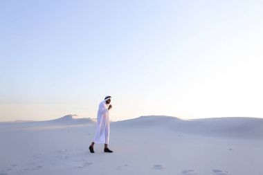 Kendine güvenen adam, Arap beyaz çöl ortasında yürüyor ve l sahiptir