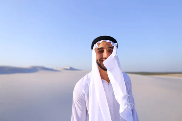 Joven emirato masculino se regocija en la vida y camina a través de extensiones o — Foto de Stock