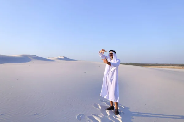 Stately young sheikh looking for handsome setting of beautiful f — Stock Photo, Image