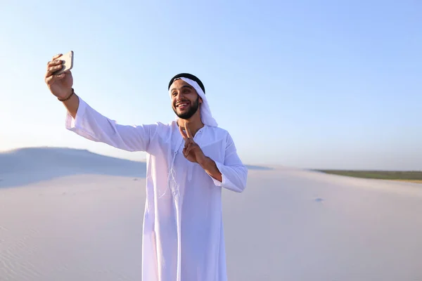 Portrait of Arabian sheikh man with gadget that communicates in — Stock Photo, Image