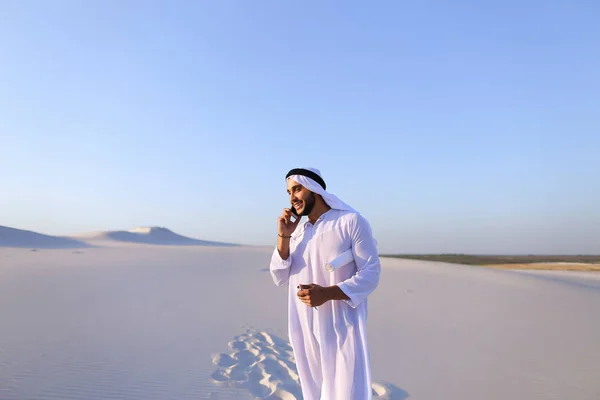 Hombre Emirati diseñador completa estudio de sitio para la construcción sit — Foto de Stock