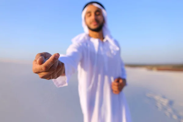 Närbild skott av porträtt och händerna på ung Arab kille i sandiga d — Stockfoto
