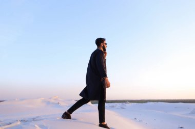 Yakışıklı erkek Arap işadamı görüşmelerde hücresel iş pro, s