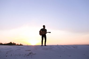 Gitar çalmak, pratik kas genç erkek Müslüman ayakta o