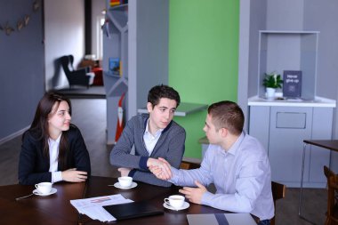 Takım çalışması ve destek başarılı kızlar ve çocuklar, c yöneticileri
