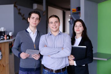 Üç kendine güvenen erkek ve kız öğrenci veya w ayağa çalışanlar