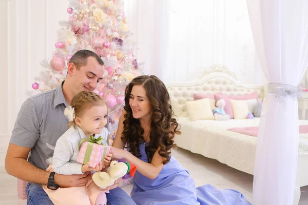 Familia feliz divirtiéndose y riendo juntos en el amplio bedroo — Foto de Stock