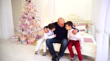Anne, yatak yatak ile Noel ağacı kış gününde oturan için sürpriz ile Mens sırları ve konuşmaları, baba ve çocuk çocuklar gelip.