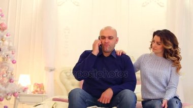 Dikkat görkemli koca sevgili karım ve bütün işleri koyarak için. Sevgi dolu çift yatak odası Noel ağacı ile yatakta oturup....