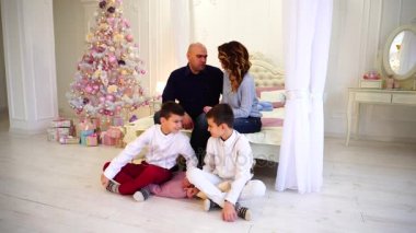 İki kardeş fısıldayan ve Noel ağacı ile yatak odasında katta oturan Anne, bakarak şaka başlangıç.