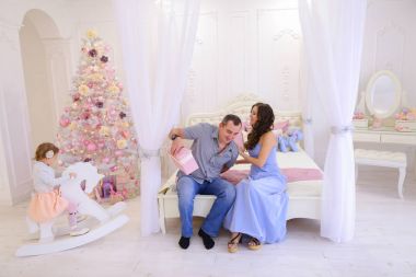 Neşeli aile Noel hediyeleri parlak s için toplandı
