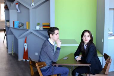 Genç erkek ve kadınların iletişim ve sırları, içinde oturan paylaşımı