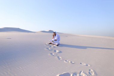 Kendine güvenen erkek Emirliği Oluşturucusu cep üzerinde müşteri ile konuşuyor.,