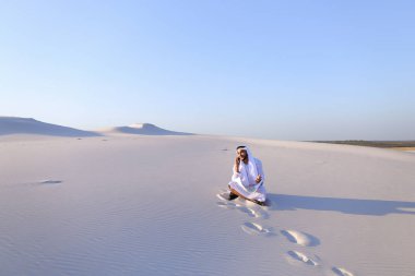 Kendine güvenen erkek Emirliği Oluşturucusu cep üzerinde müşteri ile konuşuyor.,