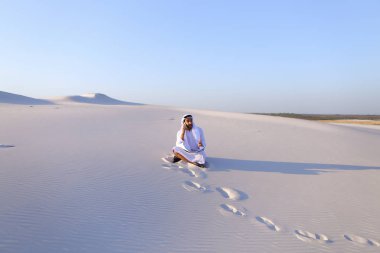 Kendine güvenen erkek Emirliği Oluşturucusu cep üzerinde müşteri ile konuşuyor.,