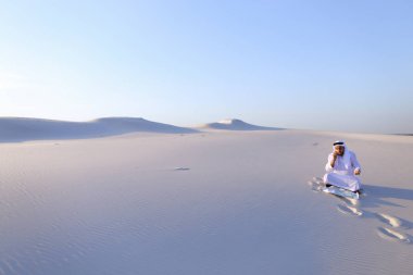 Başarılı Şeyh işadamı smartphone cep telefonu ile bu ile iletişim kurmak için kullandığı