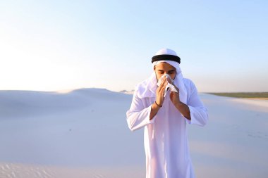 Arap adam hoş olmayan duyumlar ile soğuk, m içinde ayakta hissediyor