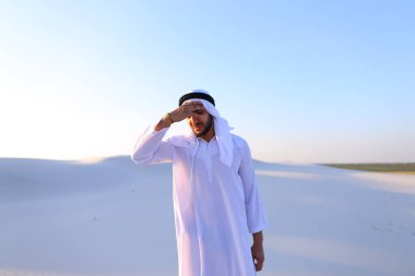 Müslüman adam baş ağrısı ve genel kırıklık hissediyor, stan uğrar